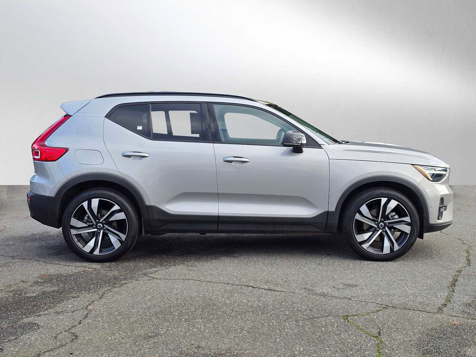 Certified 2025 Volvo XC40 B5 Plus w/ Climate Package image 2