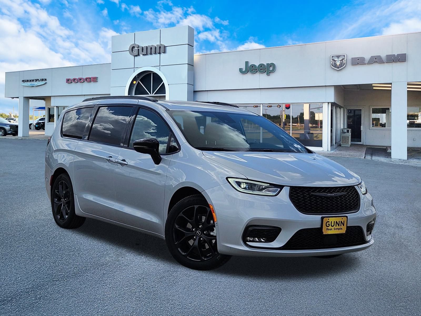 New 2026 Chrysler Pacifica Limited w/ Uconnect Theater Family Group