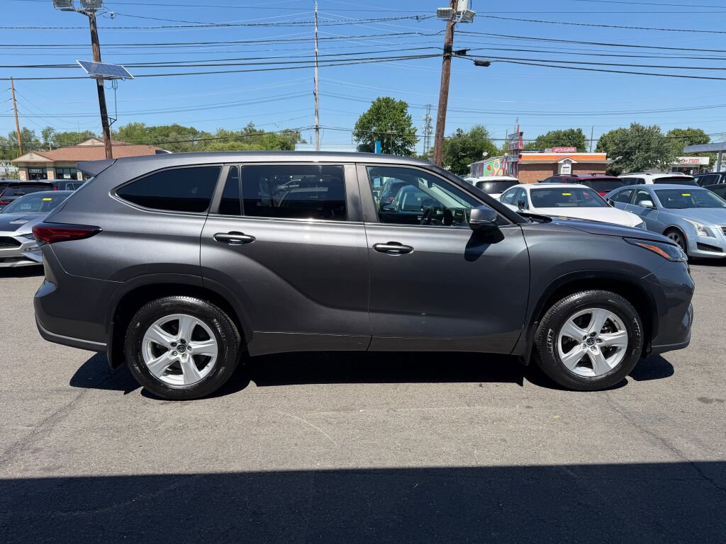 Used 2023 Toyota Highlander LE AWD/4WD image 8