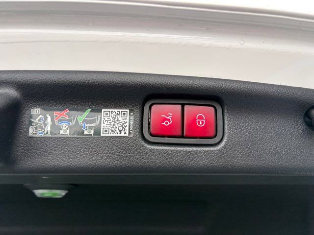 Used 2025 Mercedes-Benz C 300 Sedan image 19