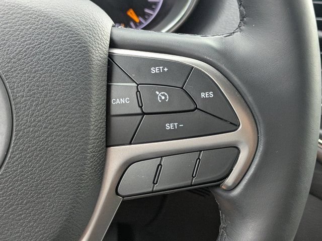 Used 2020 Jeep Grand Cherokee Laredo AWD/4WD image 22