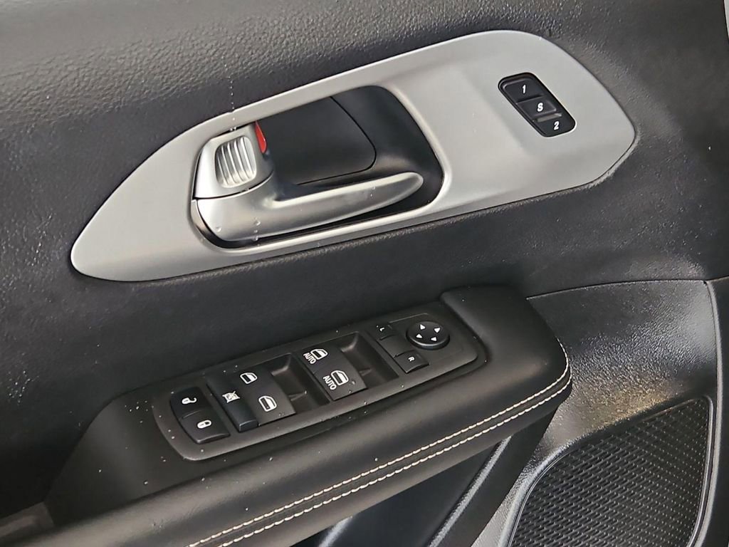 Used 2022 Chrysler Pacifica Touring-L w/ S Appearance Package image 11