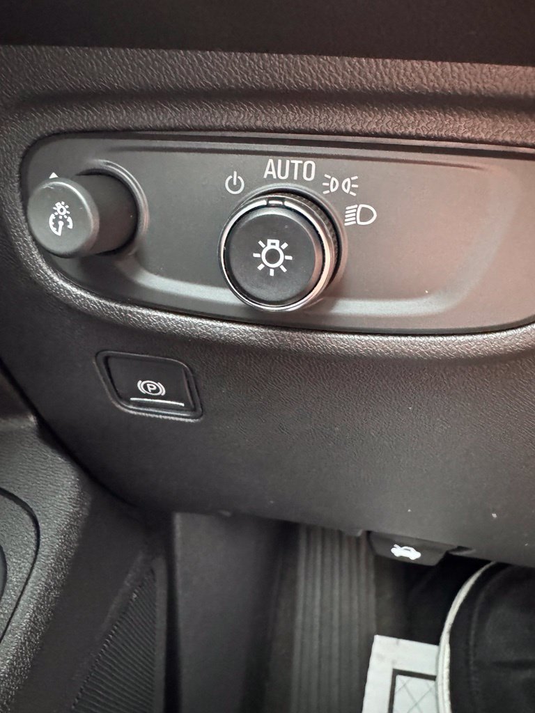 Used 2024 GMC Terrain SLE w/ Driver Convenience Package FWD image 22