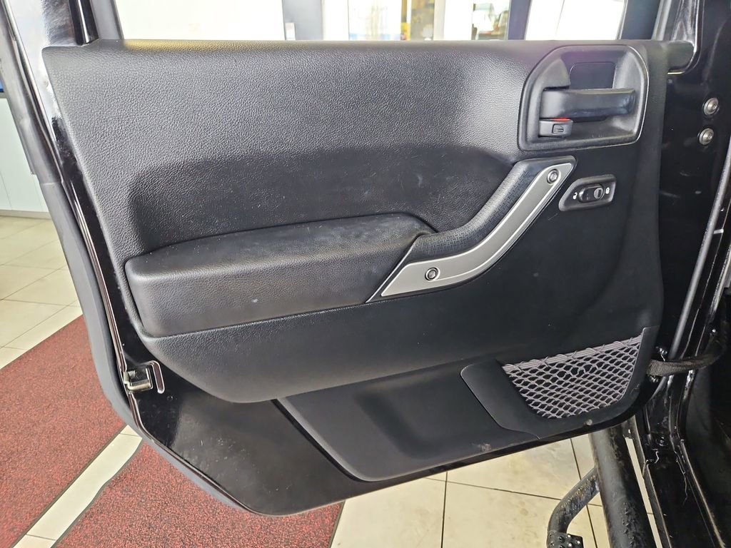 Used 2017 Jeep Wrangler Unlimited Rubicon w/ Connectivity Group image 10