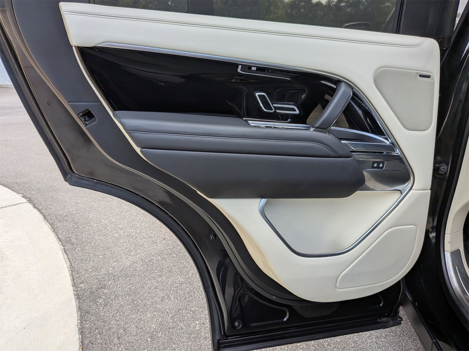 Used 2023 Land Rover Range Rover SE image 28