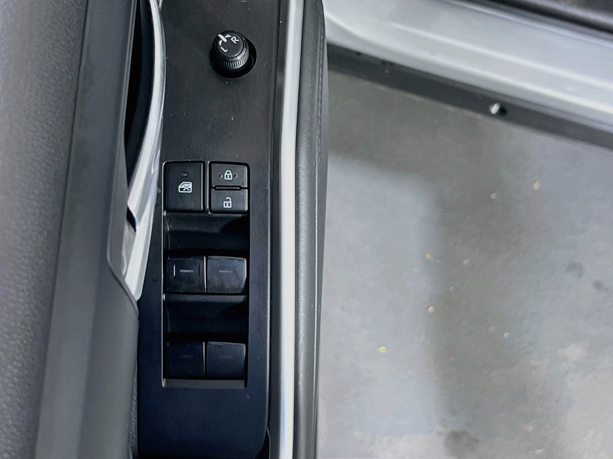 Used 2022 Toyota Highlander XLE FWD image 17