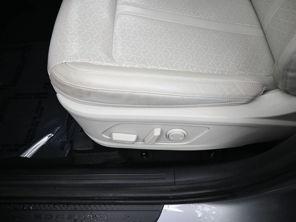 Used 2022 Kia Sorento EX w/ Panoramic Sunroof Package image 16