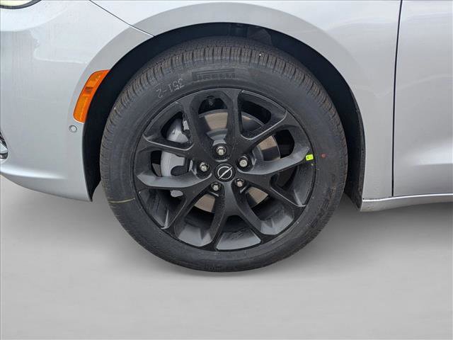 New 2026 Chrysler Pacifica Limited image 10