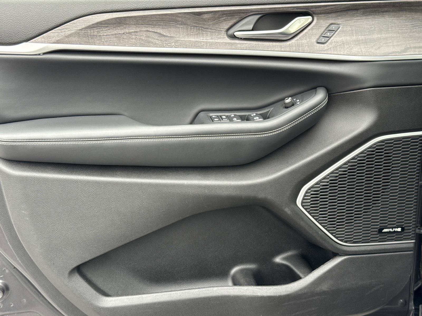 Used 2022 Jeep Grand Cherokee L Limited image 17