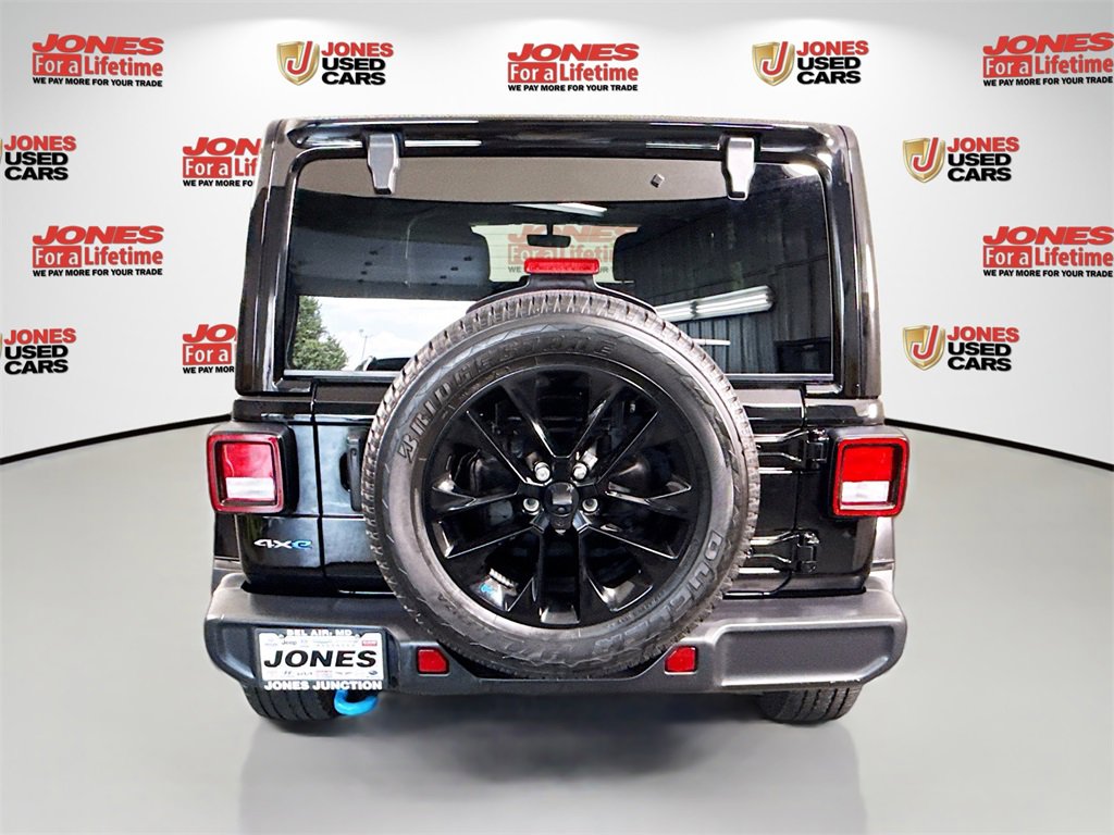 Used 2022 Jeep Wrangler Unlimited Sahara w/ Cold Weather Group image 17