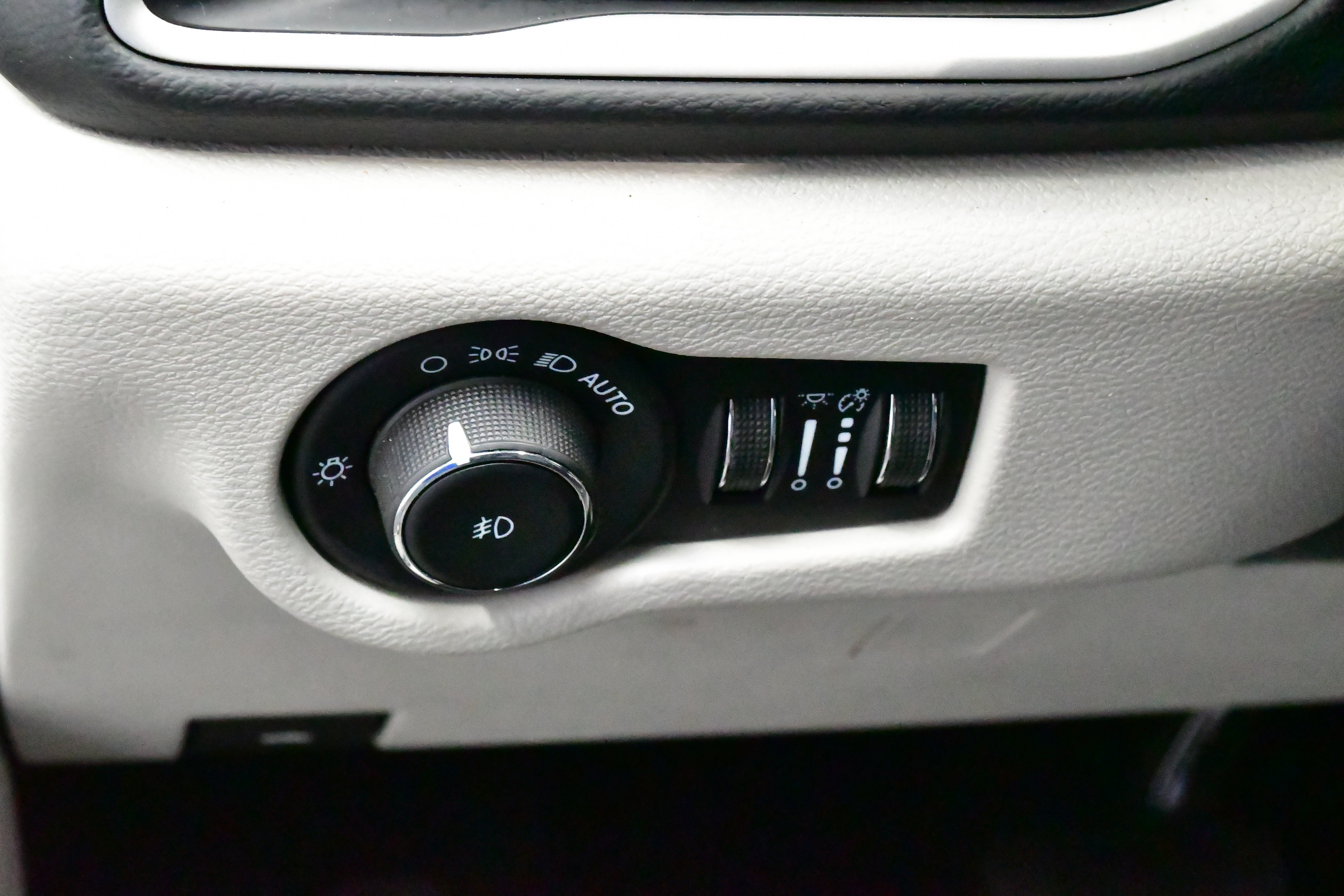 Used 2023 Chrysler Pacifica Touring-L FWD image 16