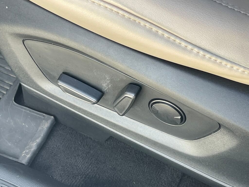 Used 2022 Ford Explorer XLT w/ Equipment Group 202A image 11