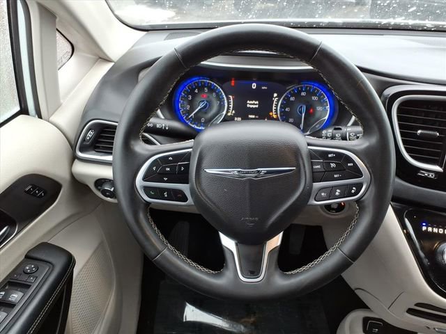 Used 2023 Chrysler Pacifica Touring-L FWD image 22