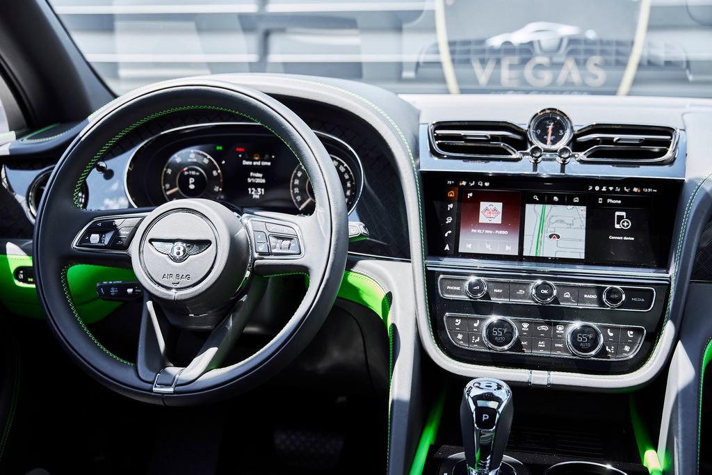 Used 2025 Bentley Bentayga AWD/4WD image 60