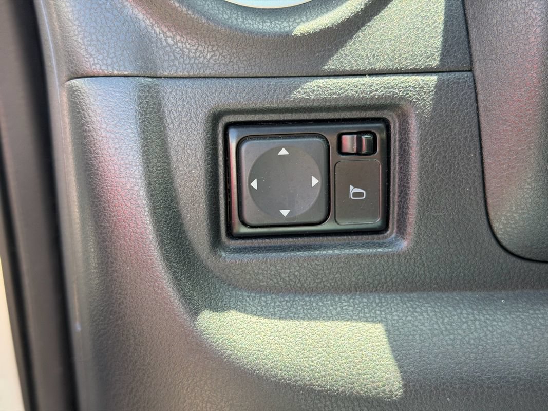 Used 2016 Nissan Versa Note SV FWD image 23