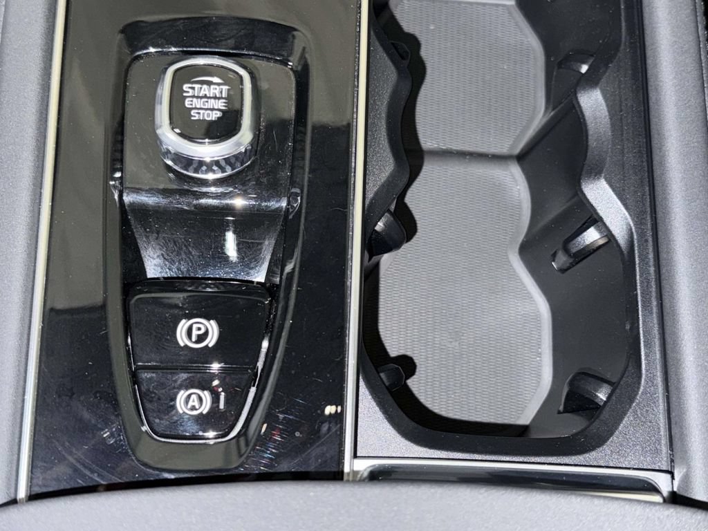 Certified 2025 Volvo XC90 T8 Plus w/ Protection Package Premier AWD/4WD image 22