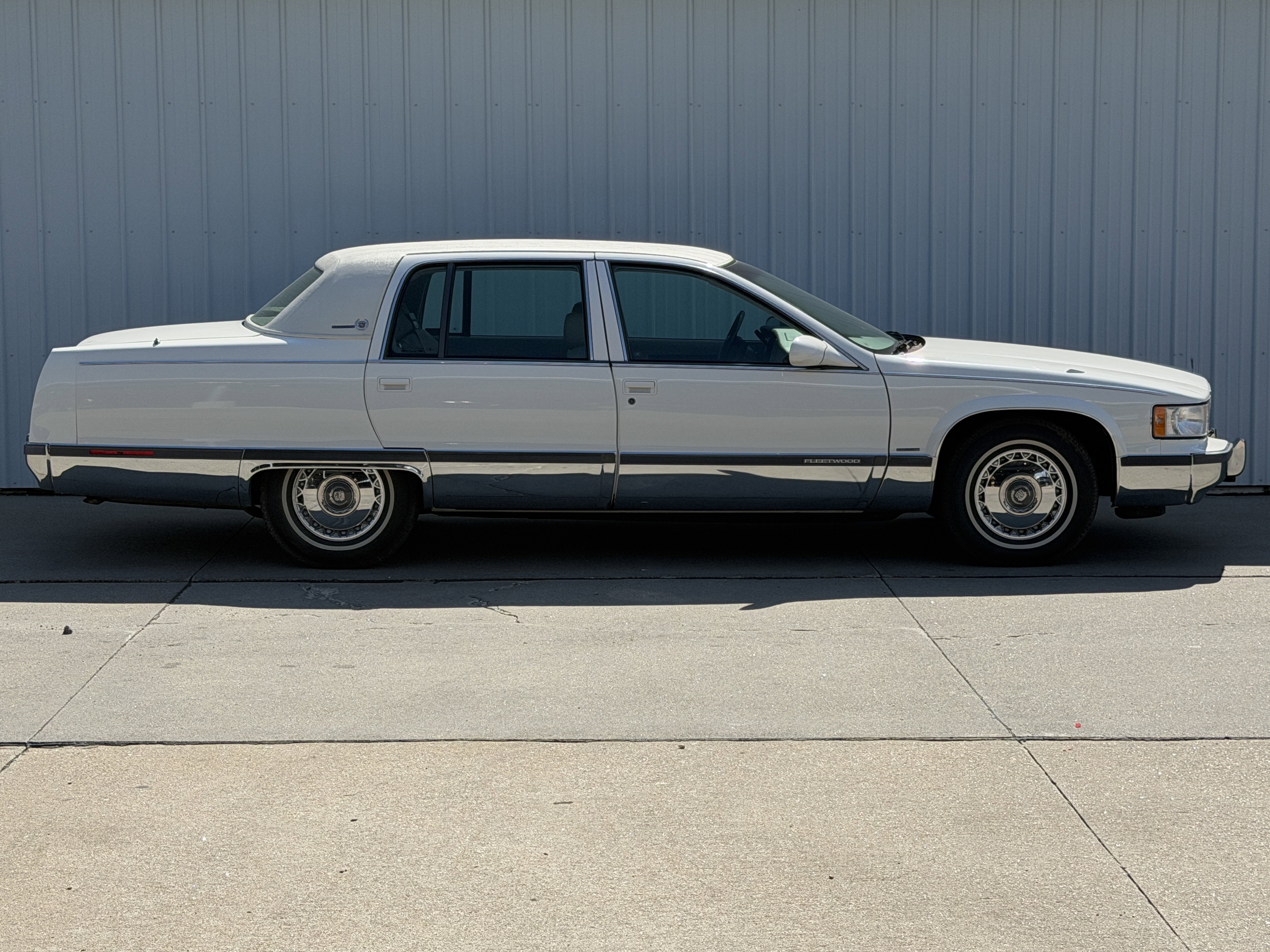 Used 1996 Cadillac Fleetwood Brougham RWD image 3