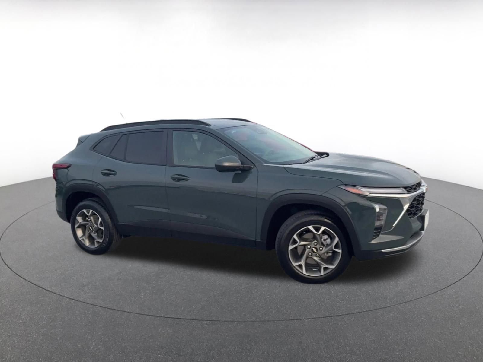 Used 2025 Chevrolet Trax LT image 2