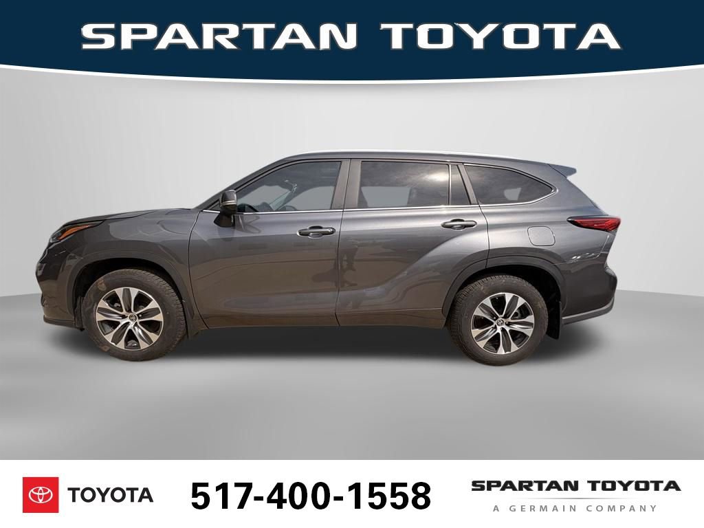 Used 2023 Toyota Highlander XLE image 3