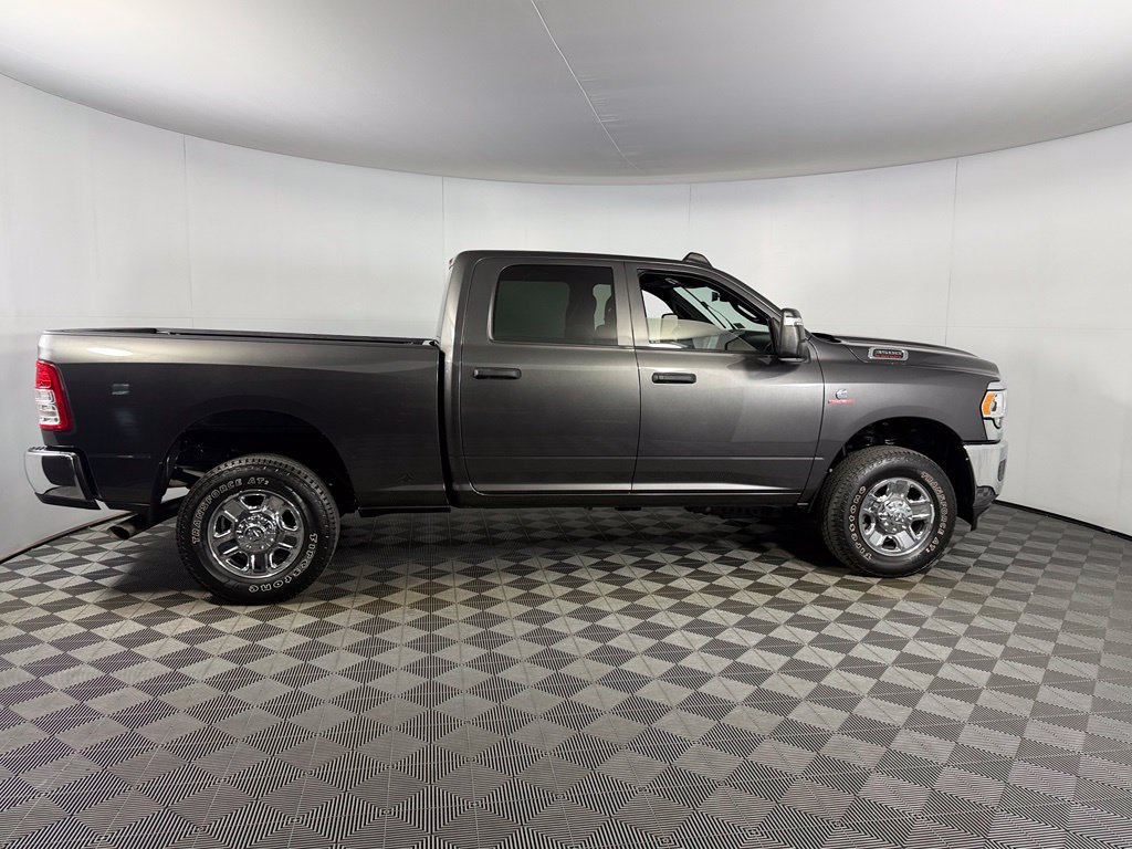 Used 2024 RAM 3500 Tradesman w/ Chrome Appearance Group AWD/4WD image 4