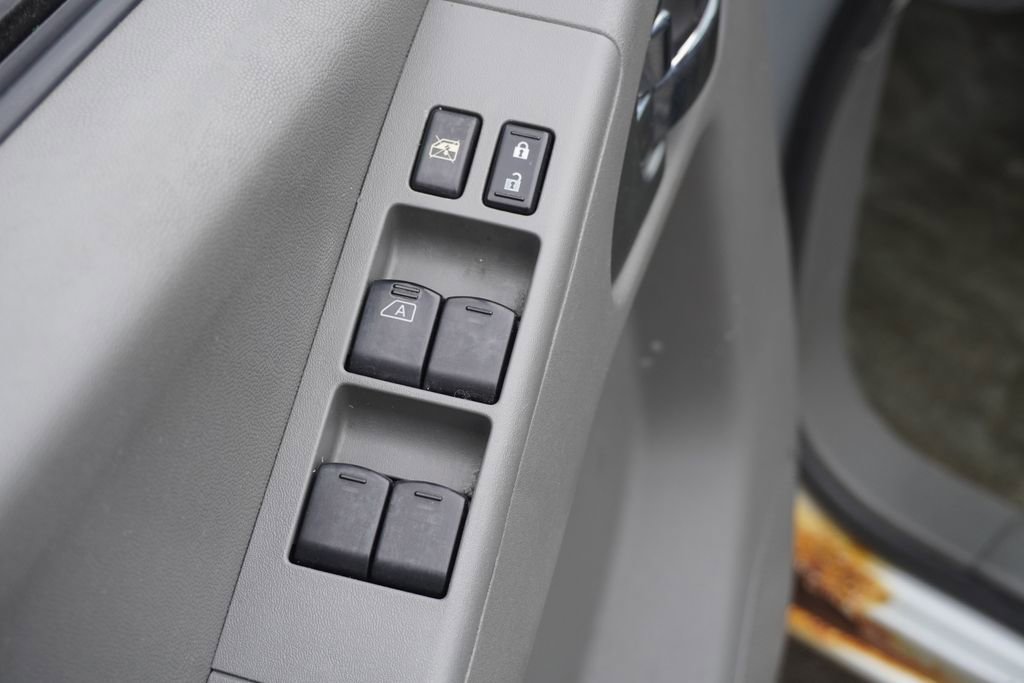 Used 2012 Nissan Frontier SV image 16