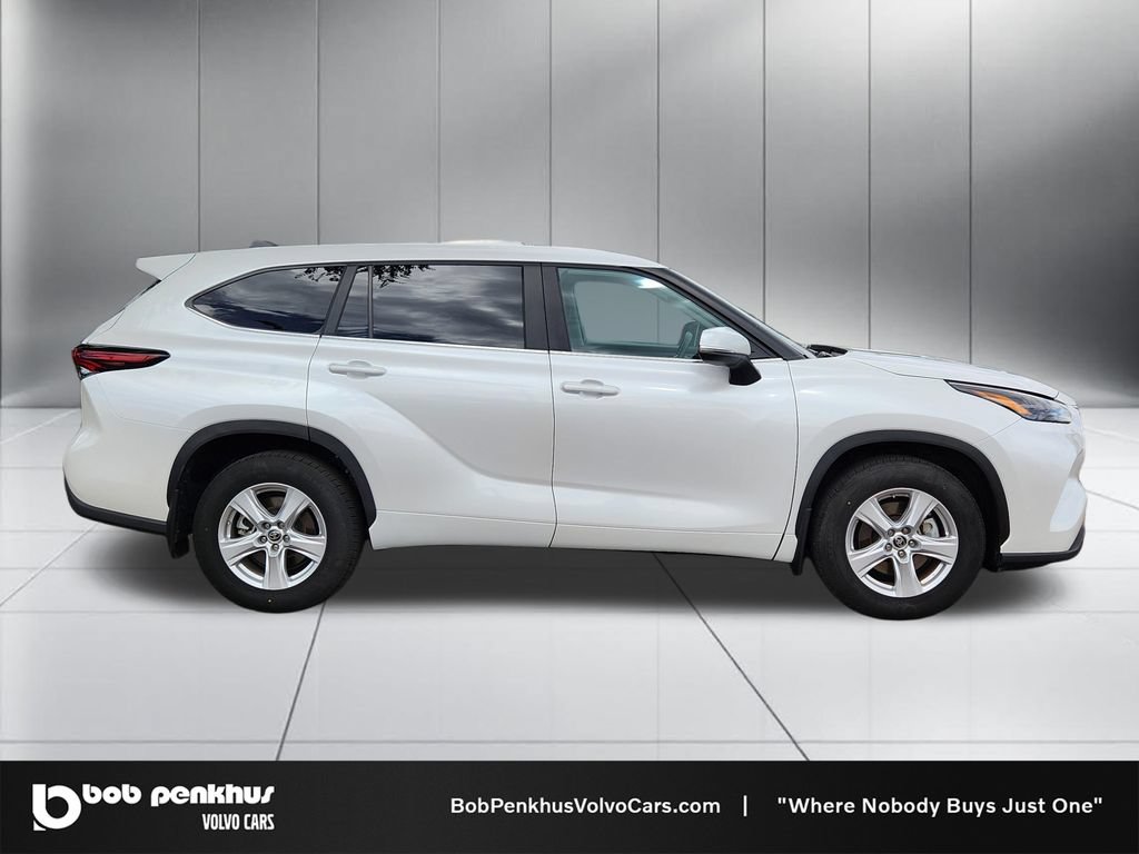 Used 2025 Toyota Highlander LE AWD/4WD image 24