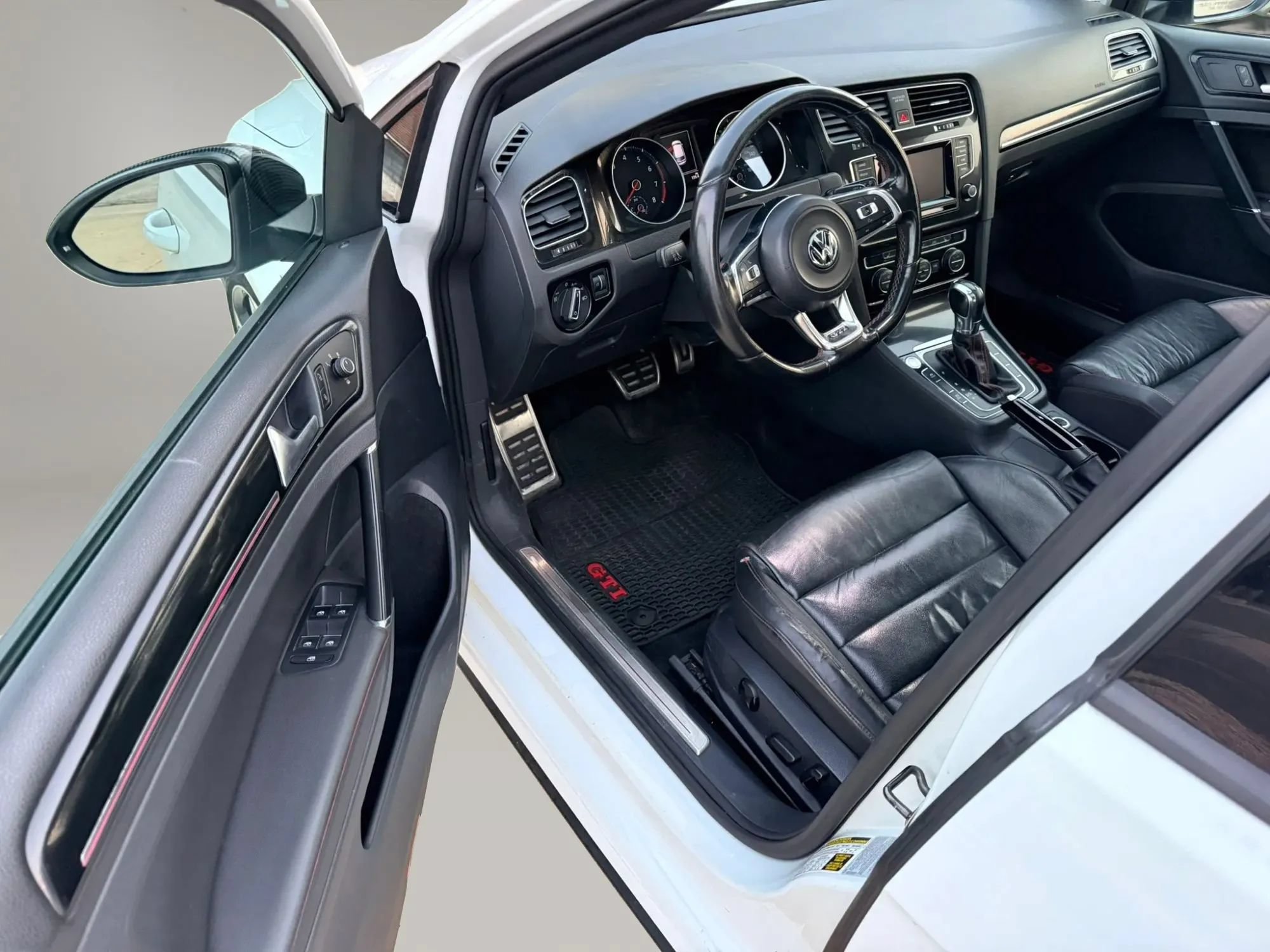 Used 2015 Volkswagen Golf 4-Door FWD image 20