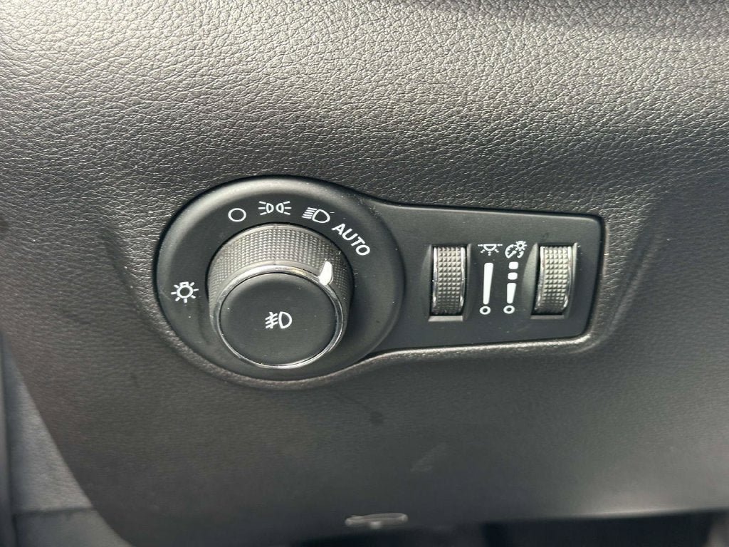 Used 2023 Jeep Compass Latitude AWD/4WD image 32