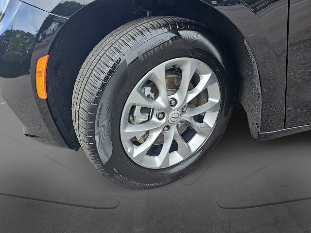 Used 2026 Chrysler Pacifica Limited FWD image 38