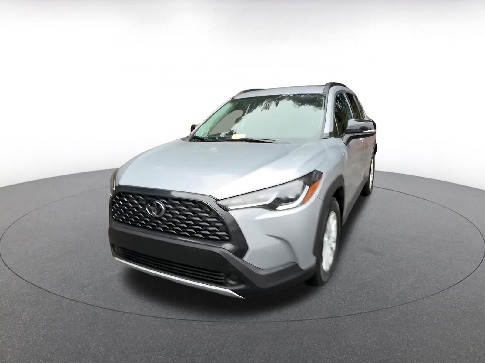 Used 2025 Toyota Corolla Cross LE image 7