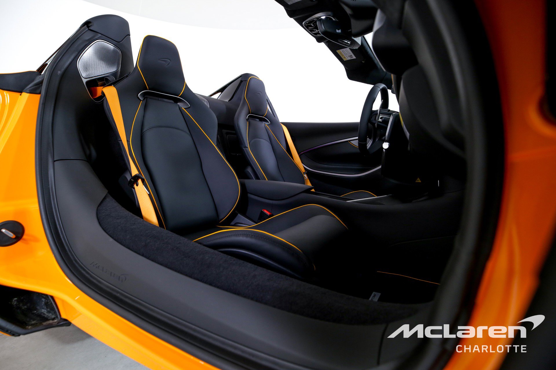 Used 2025 McLaren Artura Spider image 19