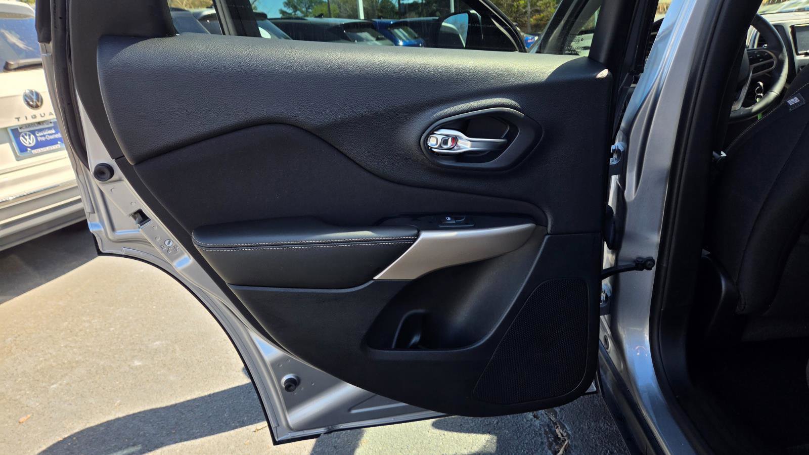 Used 2017 Jeep Cherokee Latitude w/ Safety/Convenience Group image 32