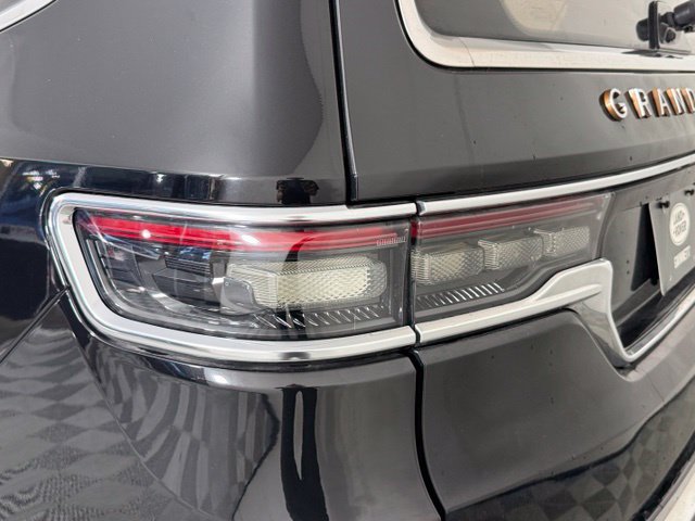 Used 2022 Jeep Grand Wagoneer Series III w/ Rear Seat Video Group 1 AWD/4WD image 26