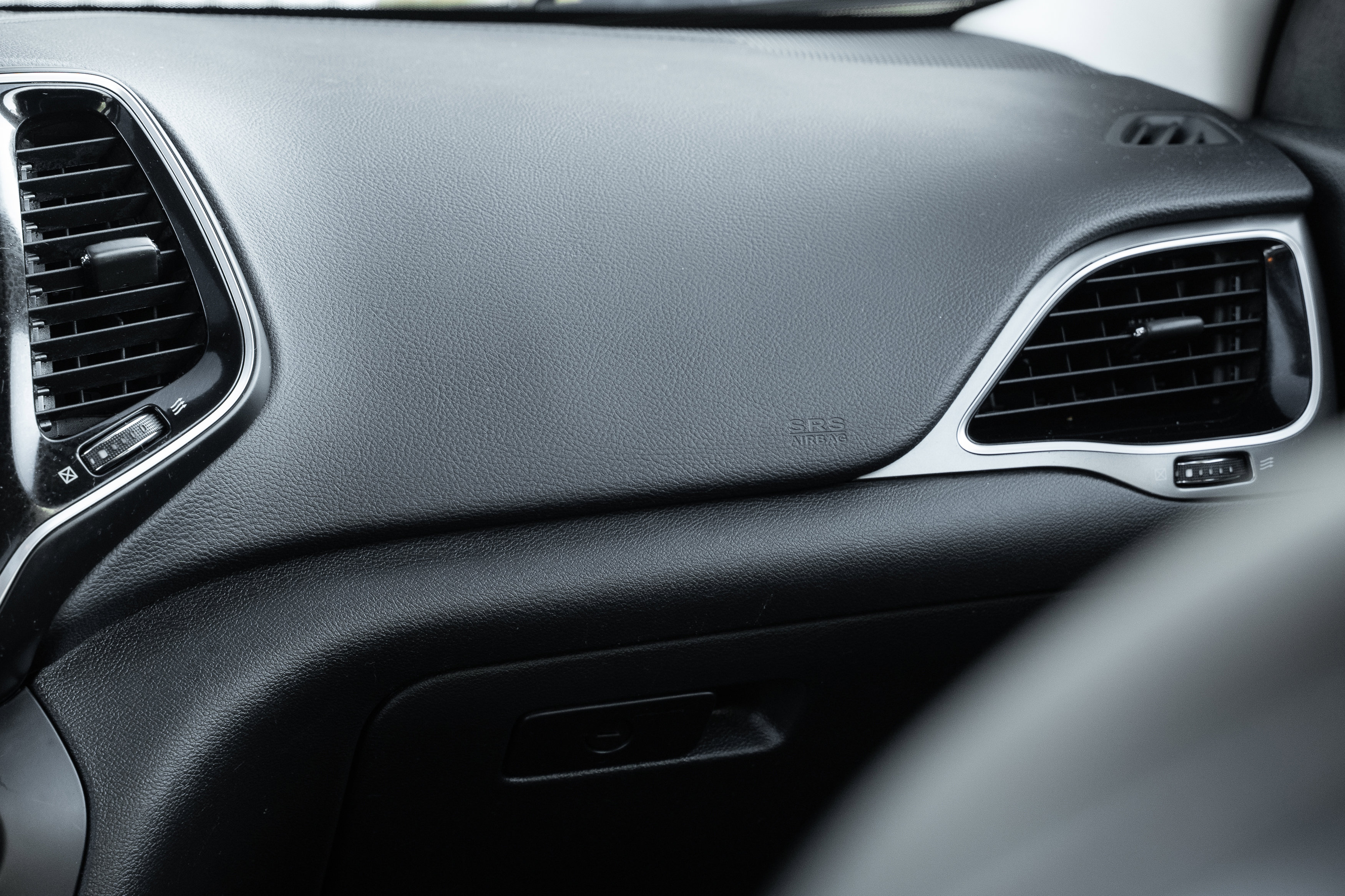 Used 2019 Jeep Cherokee Limited image 14