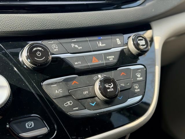 Used 2023 Chrysler Pacifica Touring-L image 15