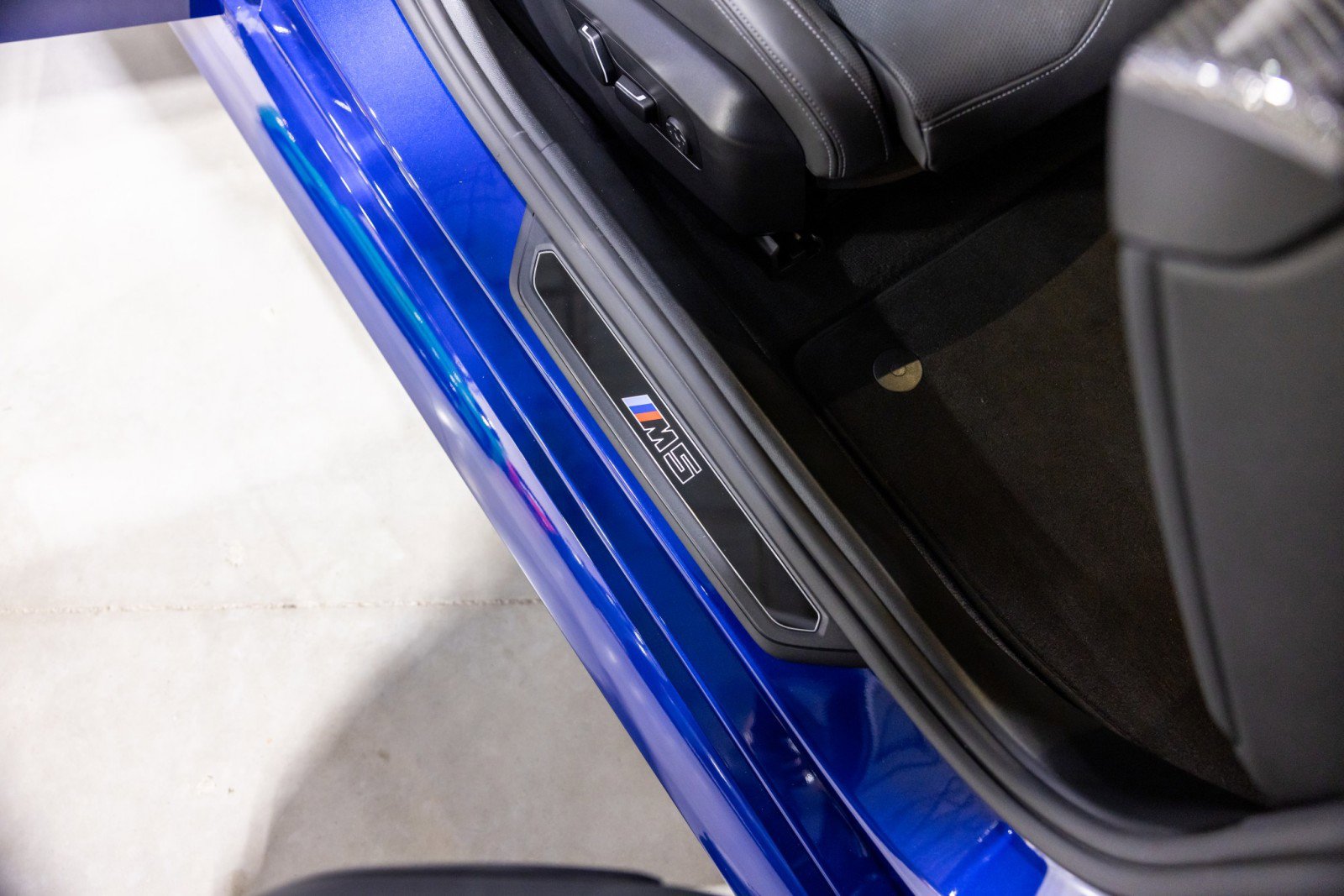 Used 2025 BMW M5 w/ Executive Package image 33