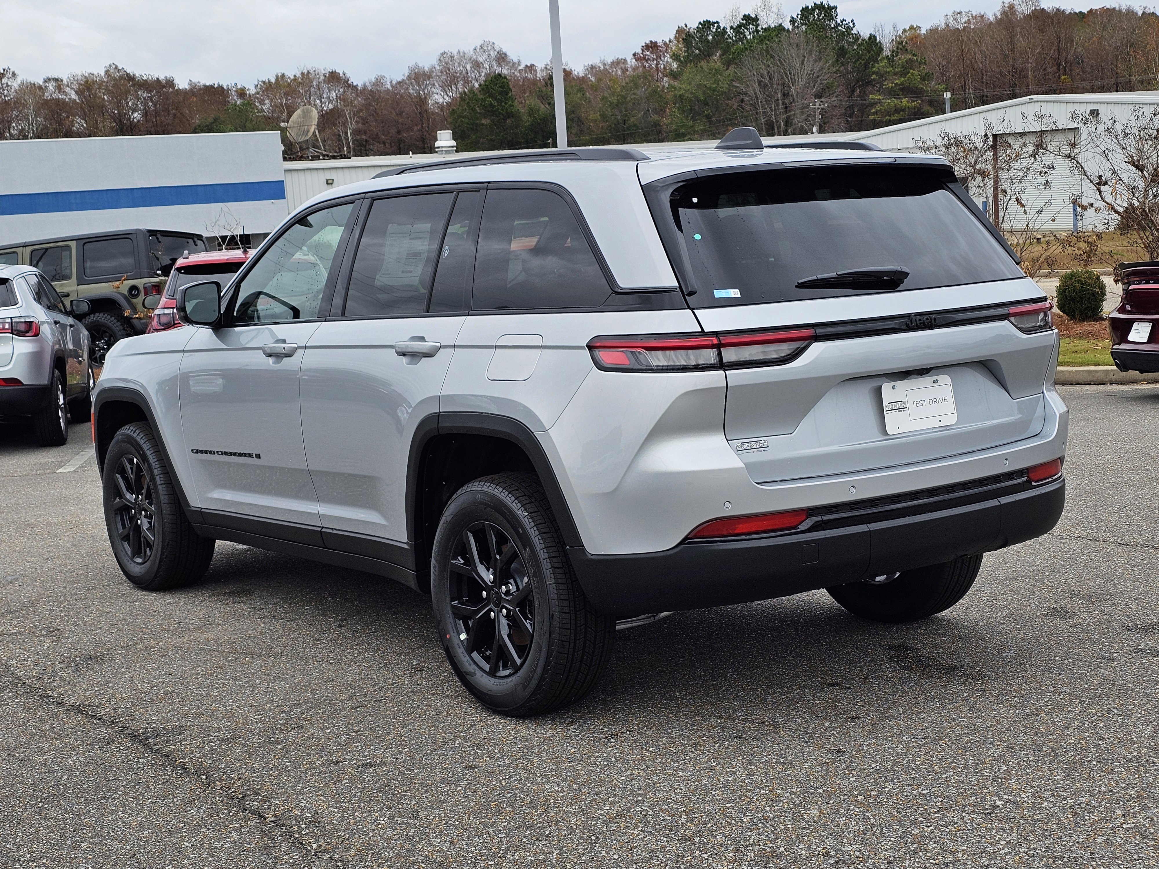 New 2025 Jeep Grand Cherokee Altitude image 11