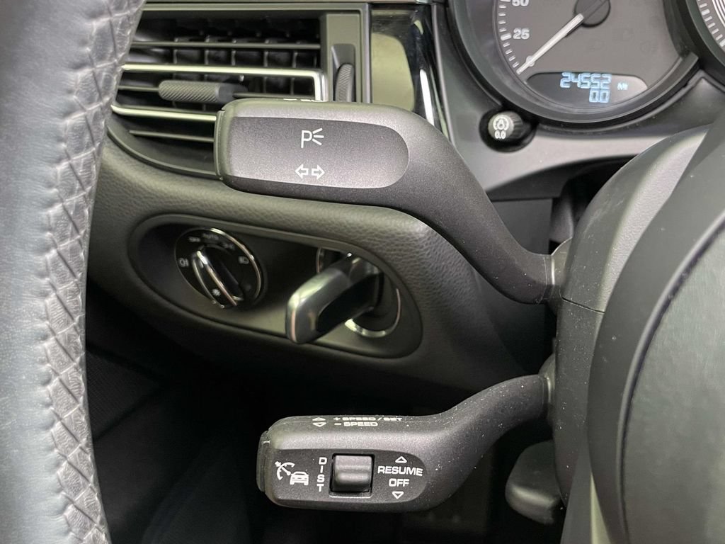 Certified 2023 Porsche Macan AWD/4WD image 41
