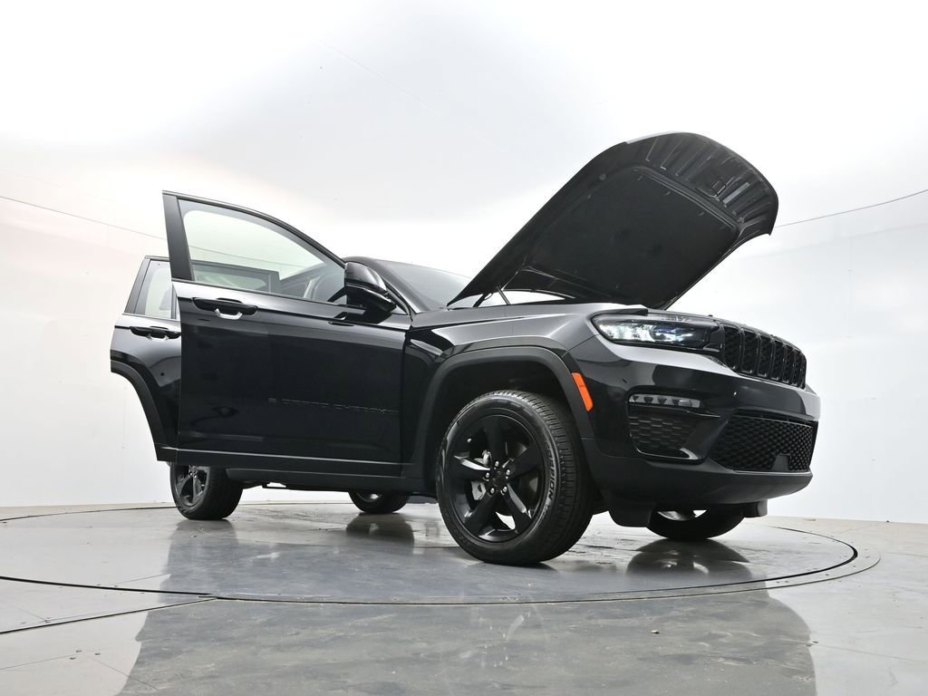 Used 2025 Jeep Grand Cherokee Limited w/ Black Appearance Package image 38