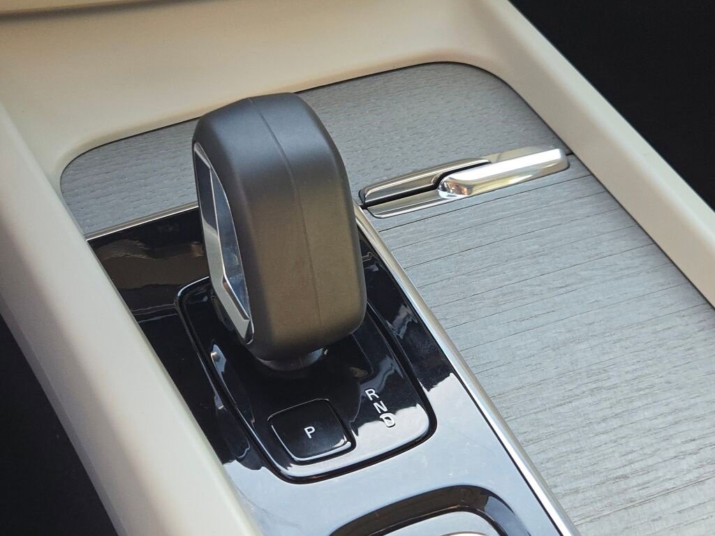 Used 2024 Volvo V60 B5 Cross Country Plus image 31