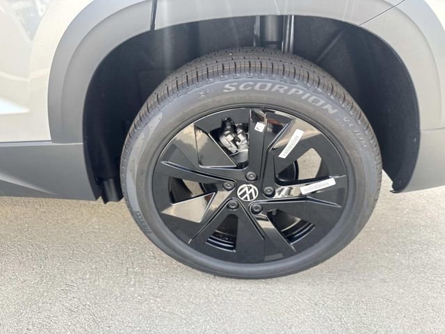 New 2026 Volkswagen Taos SE FWD image 6