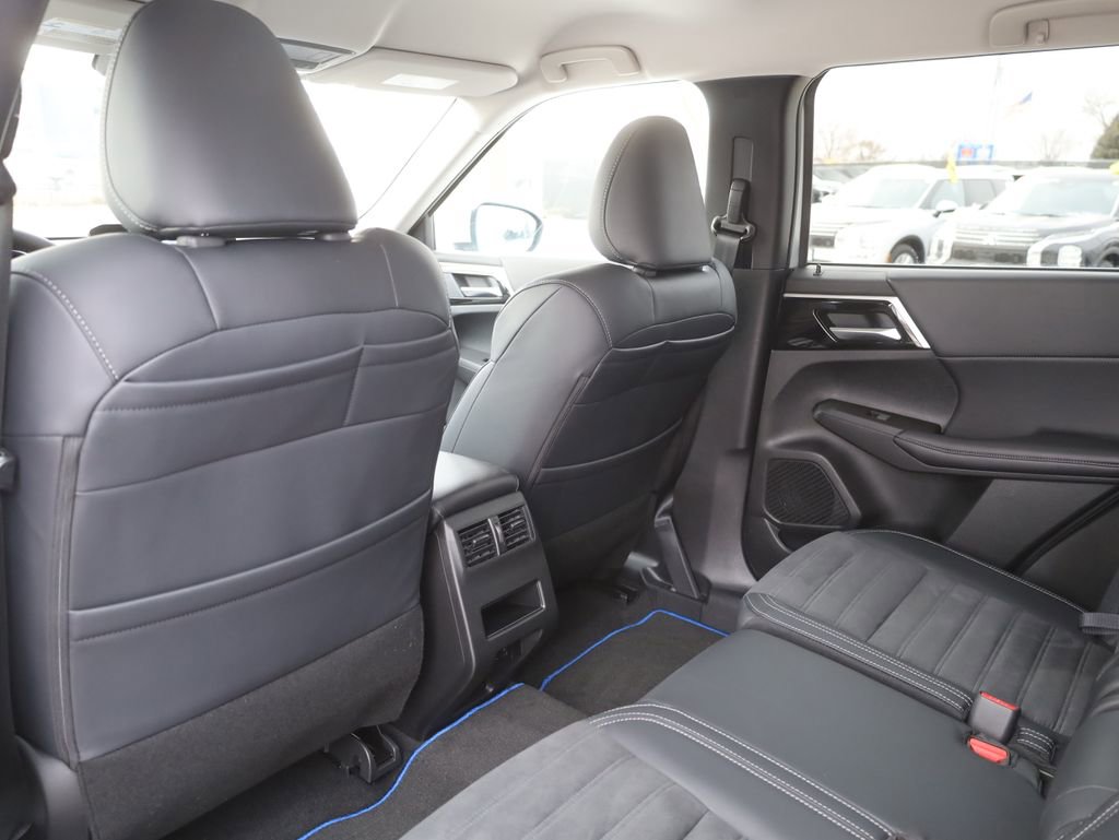 New 2025 Mitsubishi Outlander SE image 26