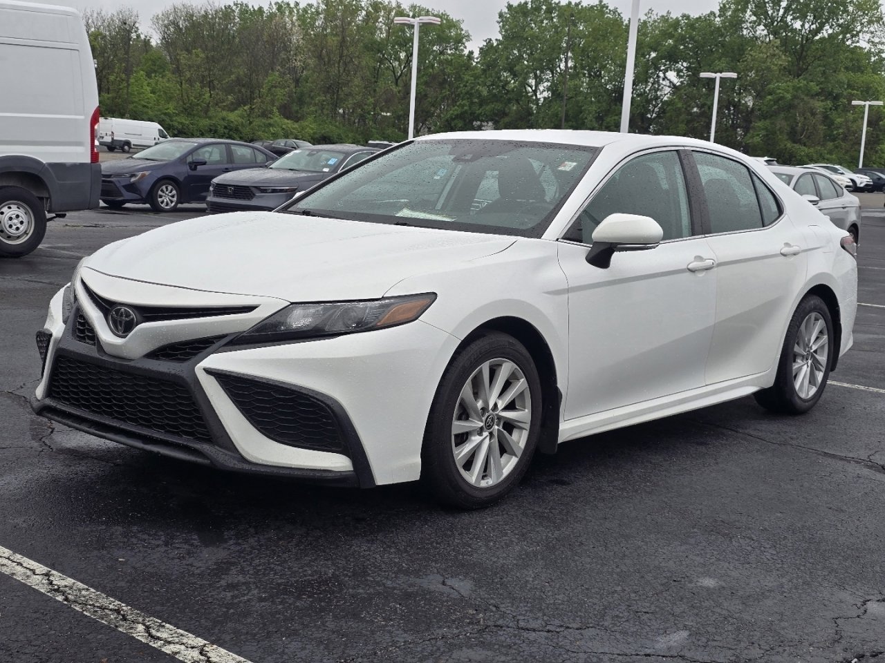 Used 2022 Toyota Camry SE FWD image 3