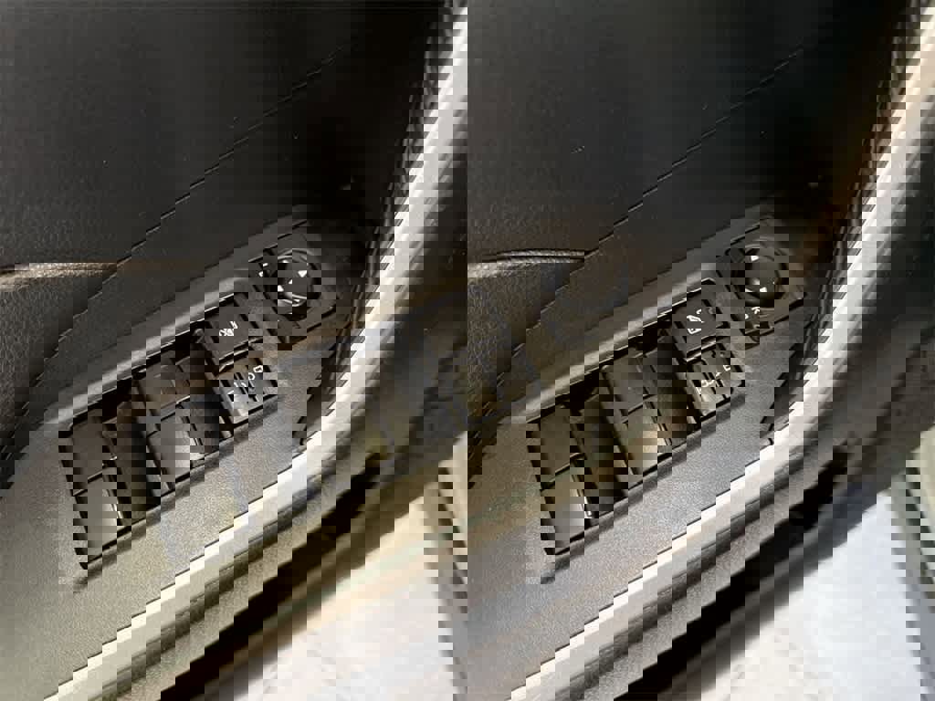 Used 2021 Toyota RAV4 XLE w/ Convenience Package image 18