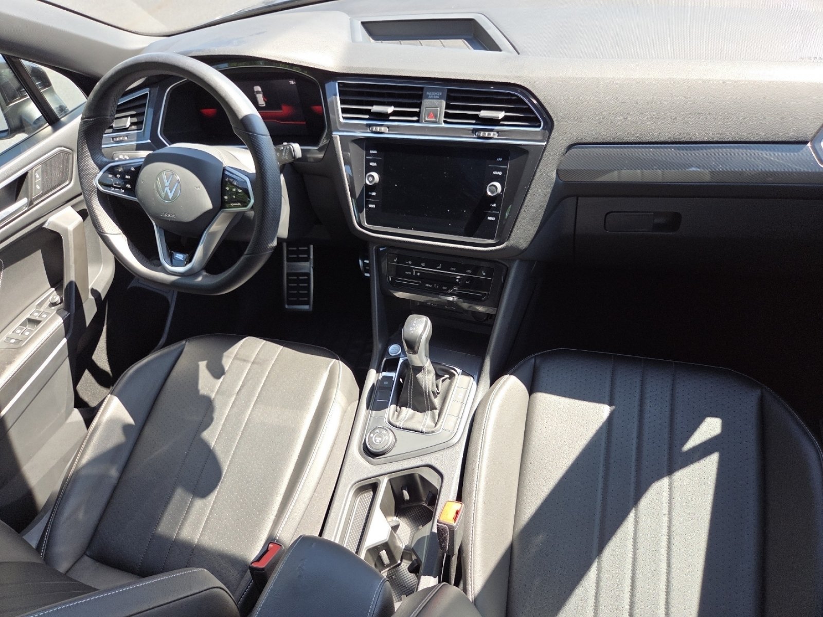 Used 2022 Volkswagen Tiguan SE R-Line AWD/4WD image 30