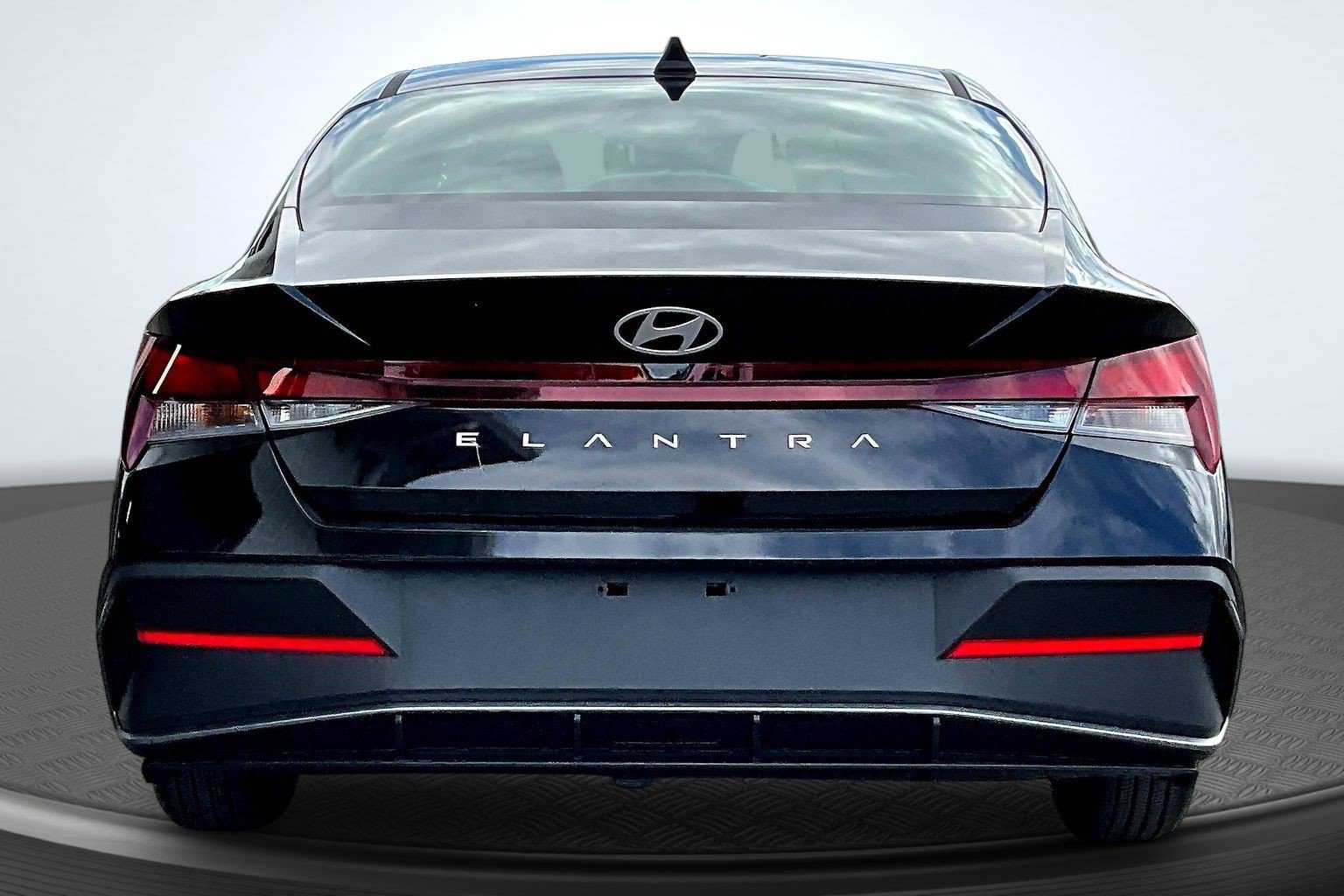 Used 2026 Hyundai Elantra SE FWD image 4