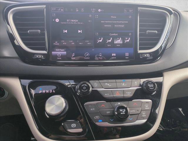 Used 2023 Chrysler Pacifica Touring-L image 14
