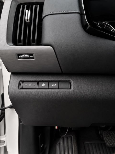 Used 2024 Nissan Pathfinder SL w/ Black Appearance Package FWD image 14