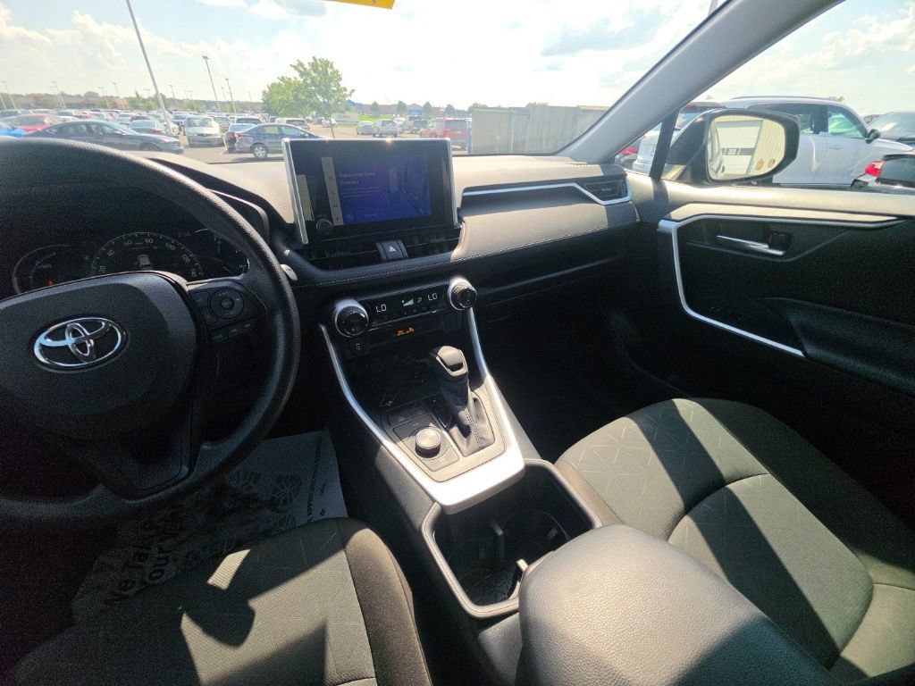 Used 2025 Toyota RAV4 XLE AWD/4WD image 28