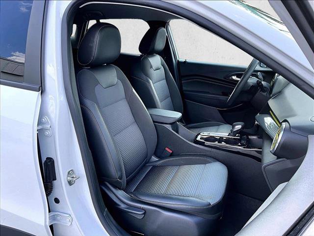 Used 2025 Chevrolet Trax LT FWD image 9